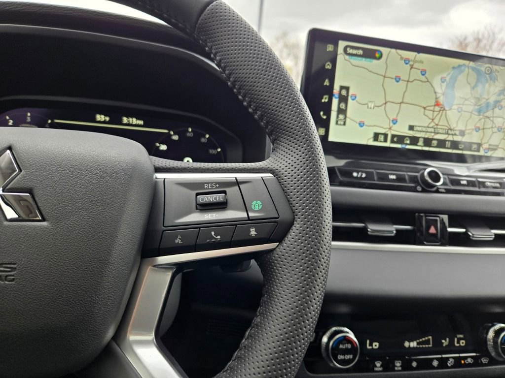 New 2025 Mitsubishi Outlander SE image 30