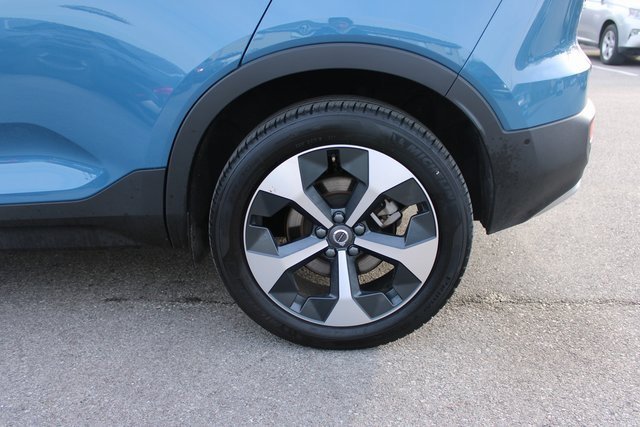 Used 2025 Volvo XC40 B5 Plus image 38