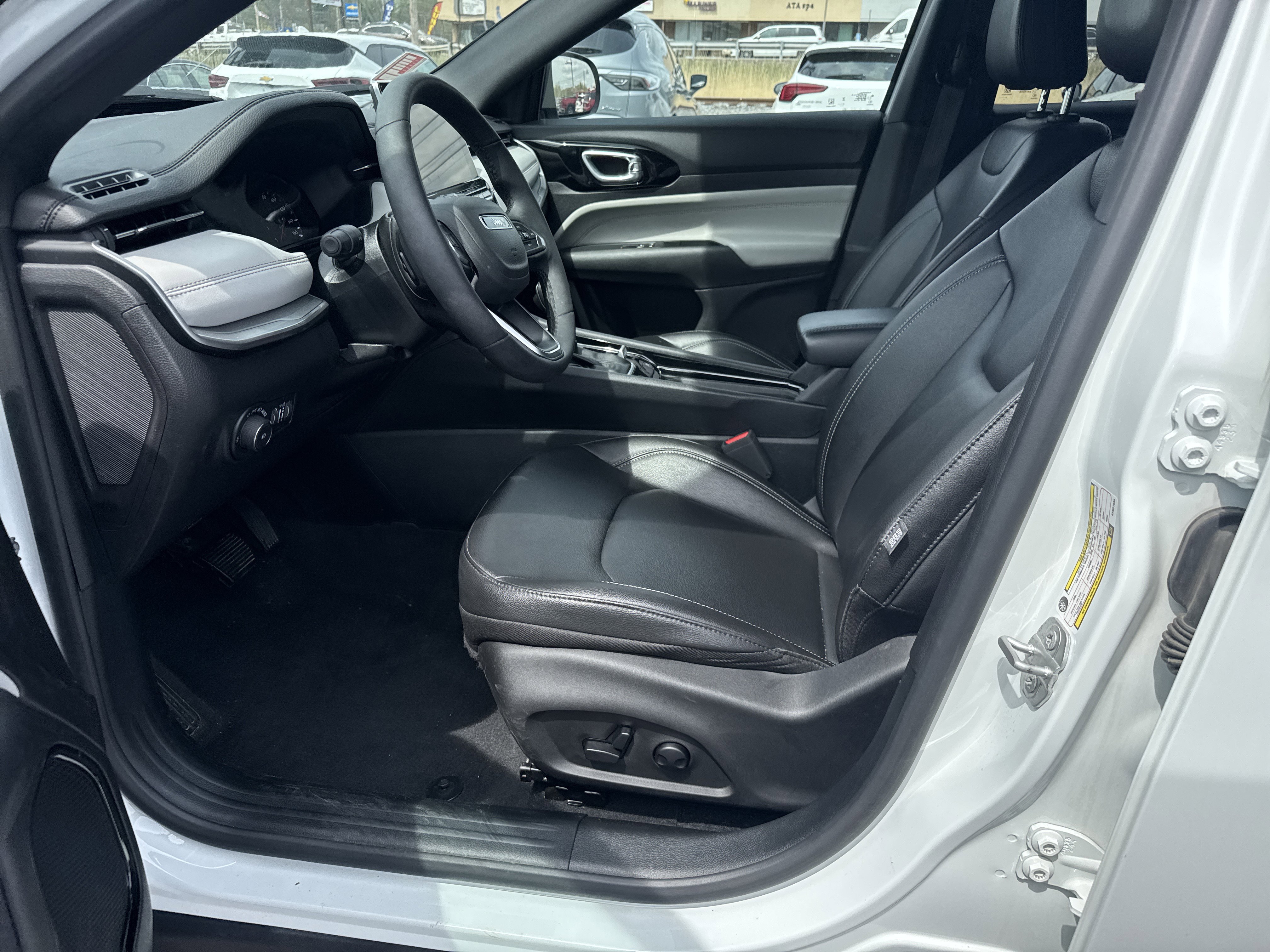 Used 2025 Jeep Compass Limited image 12