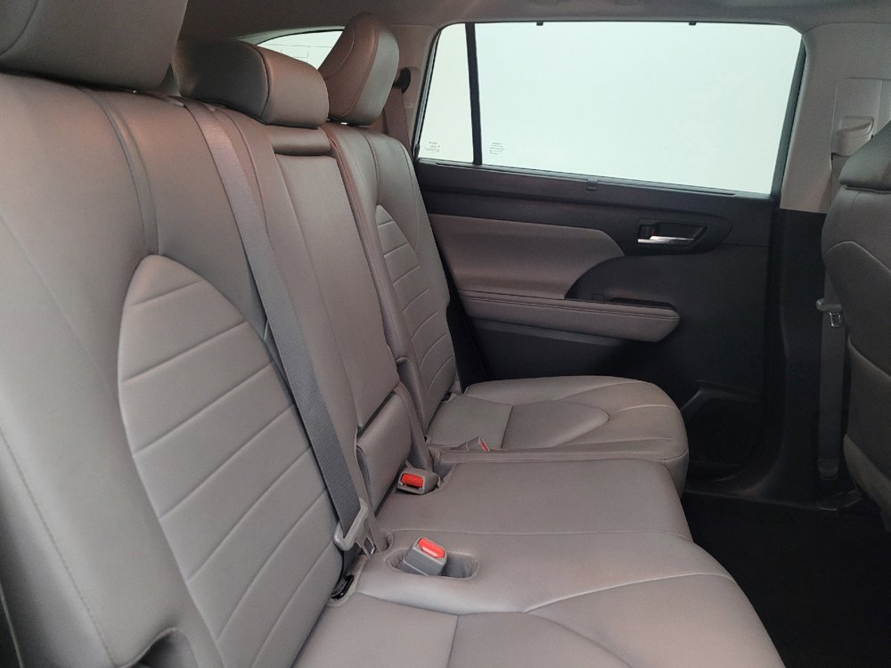 Used 2020 Toyota Highlander XLE AWD/4WD image 19