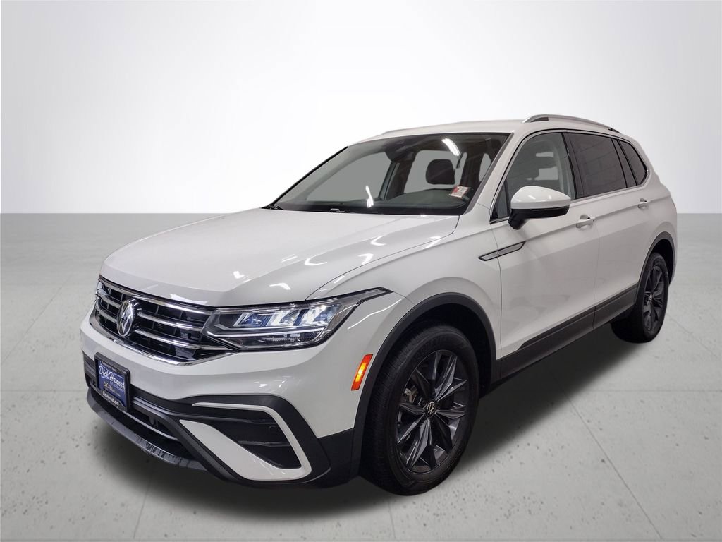 Certified 2024 Volkswagen Tiguan SE image 2