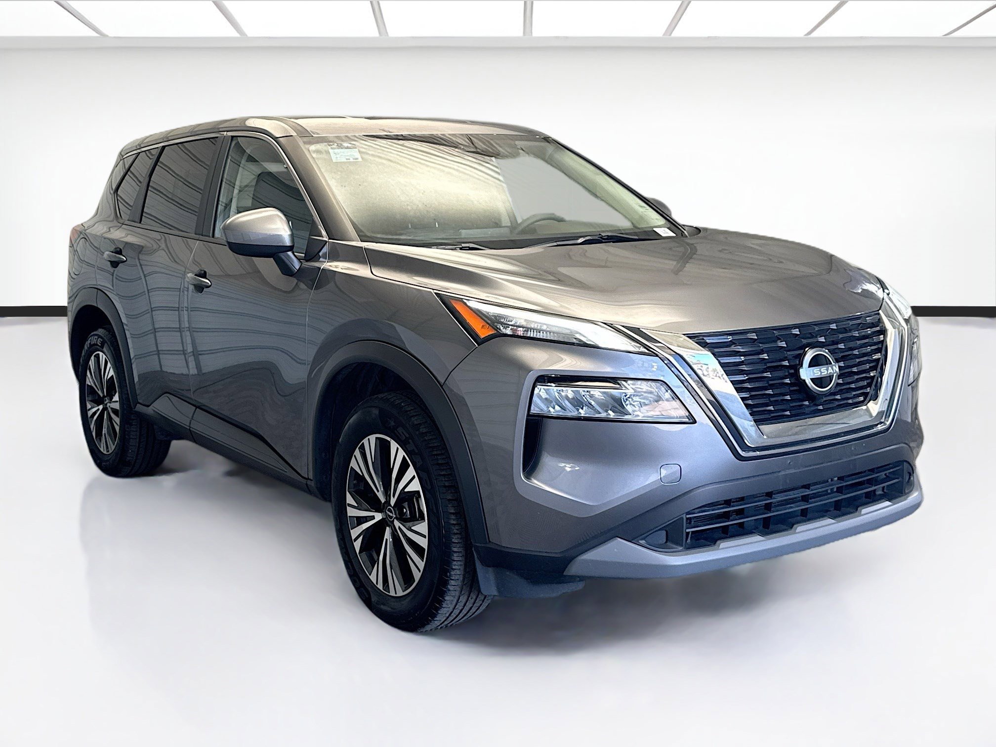 Used 2023 Nissan Rogue SV image 3