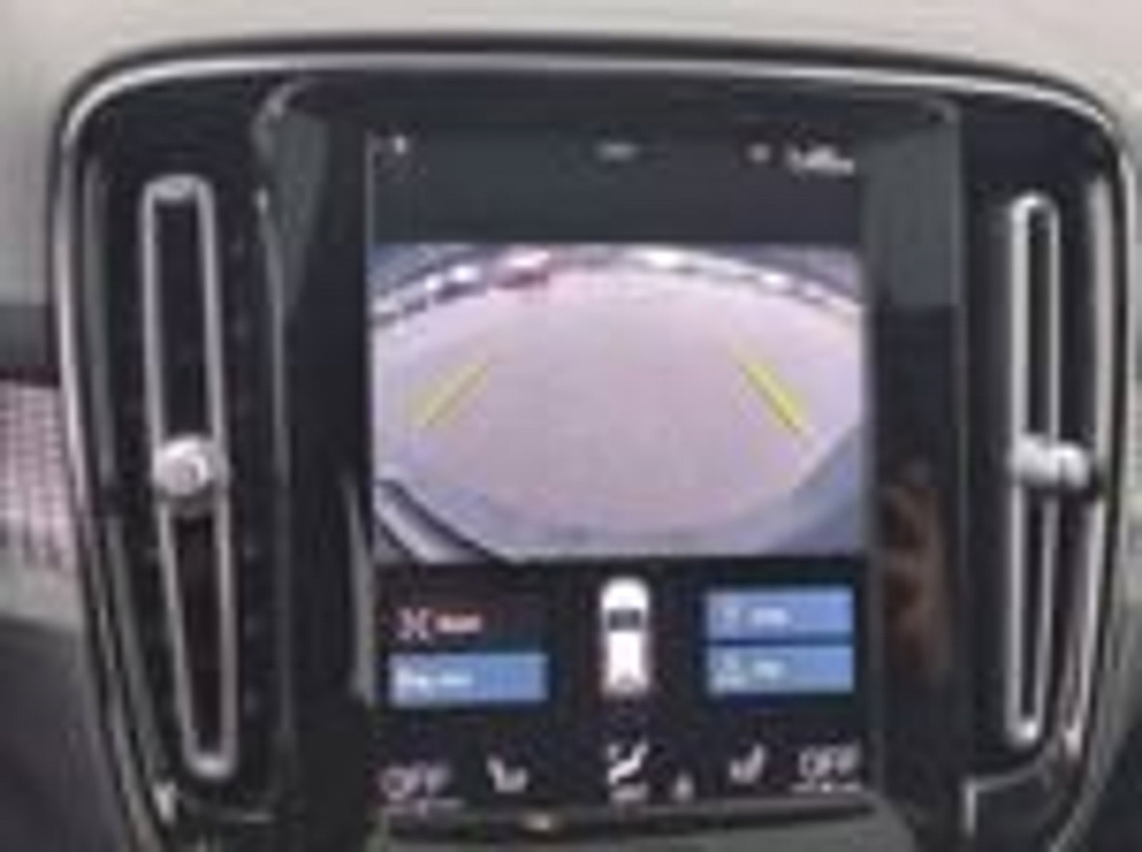 Used 2021 Volvo XC40 T5 R-Design image 16