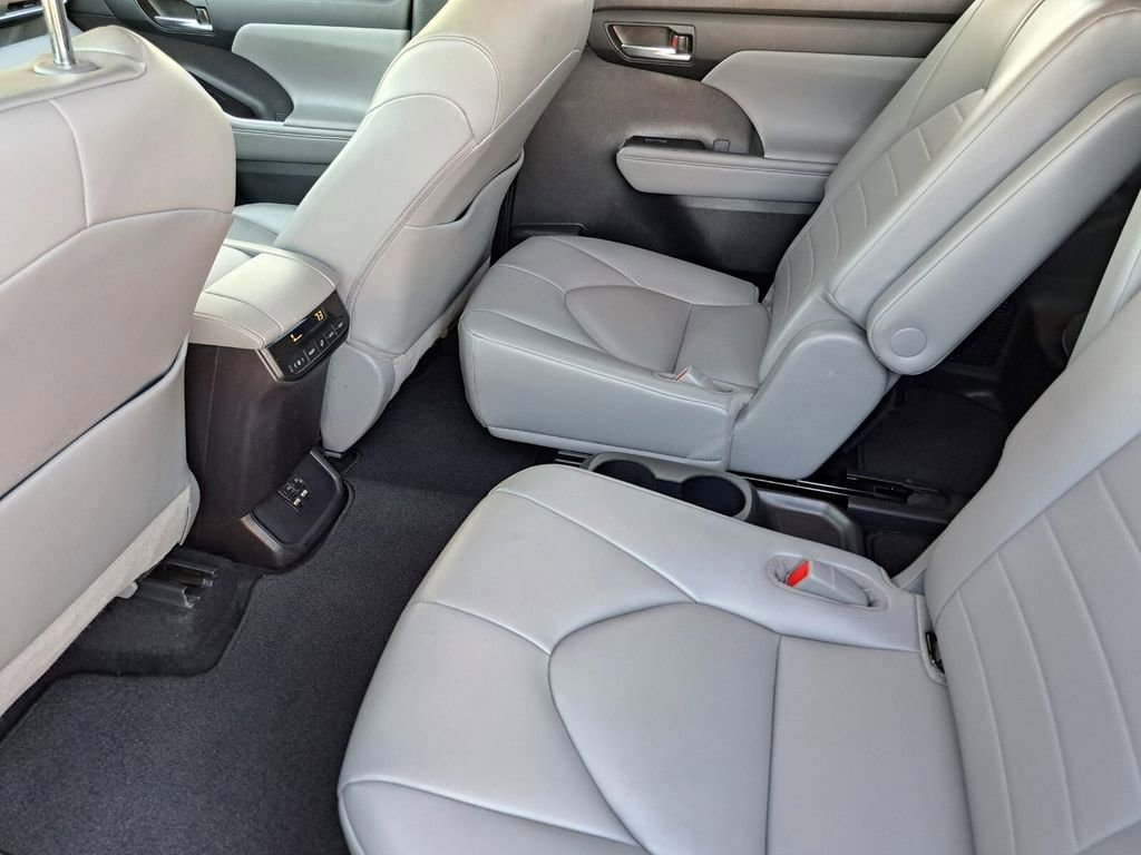 Used 2021 Toyota Highlander XLE image 23