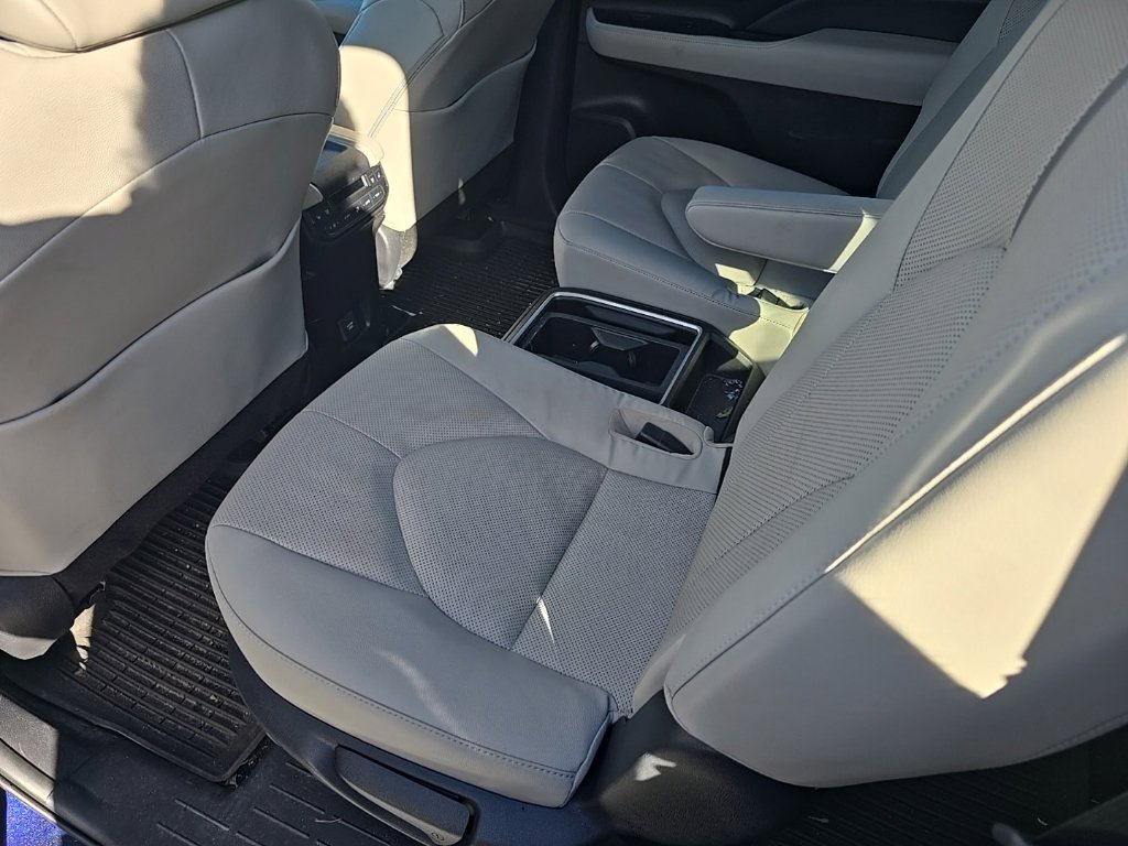 Used 2025 Toyota Grand Highlander AWD image 12