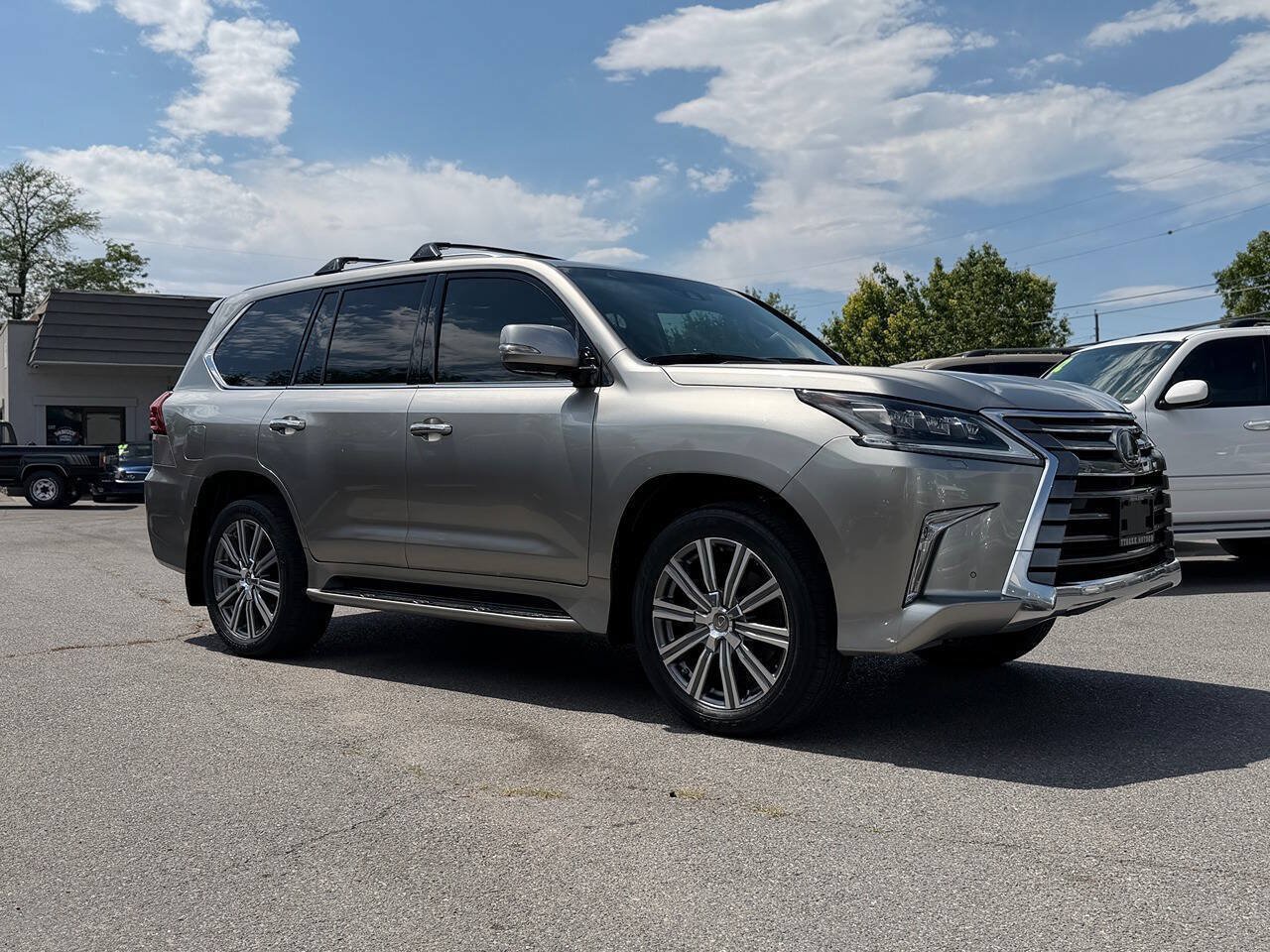 Used 2017 Lexus LX 570 4WD w/ Luxury Package image 6