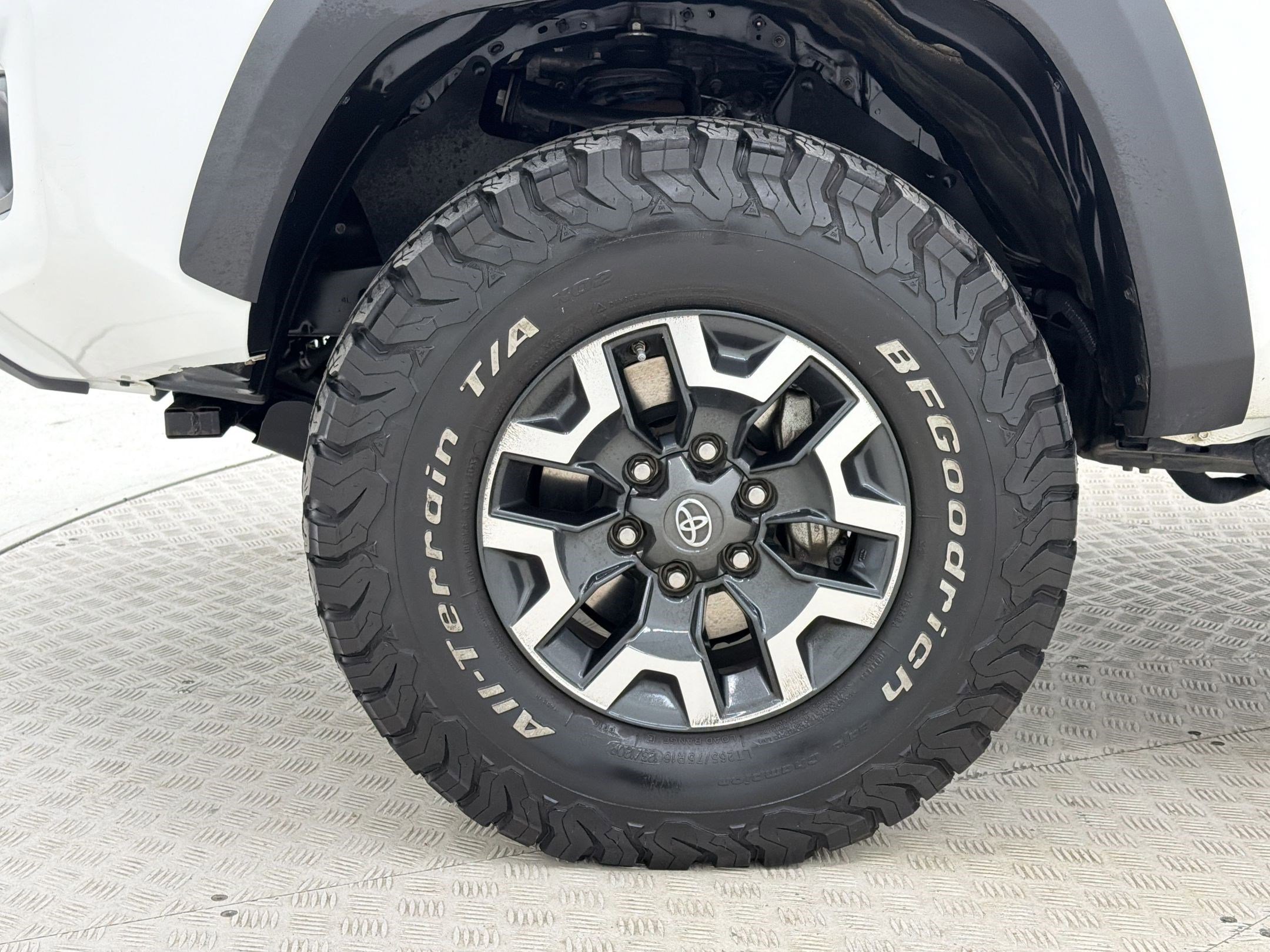 Used 2020 Toyota Tacoma TRD Off-Road w/ Technology Package AWD/4WD image 12