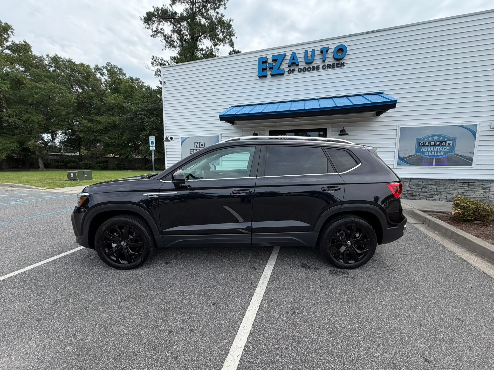 Used 2024 Volkswagen Taos SE FWD image 2