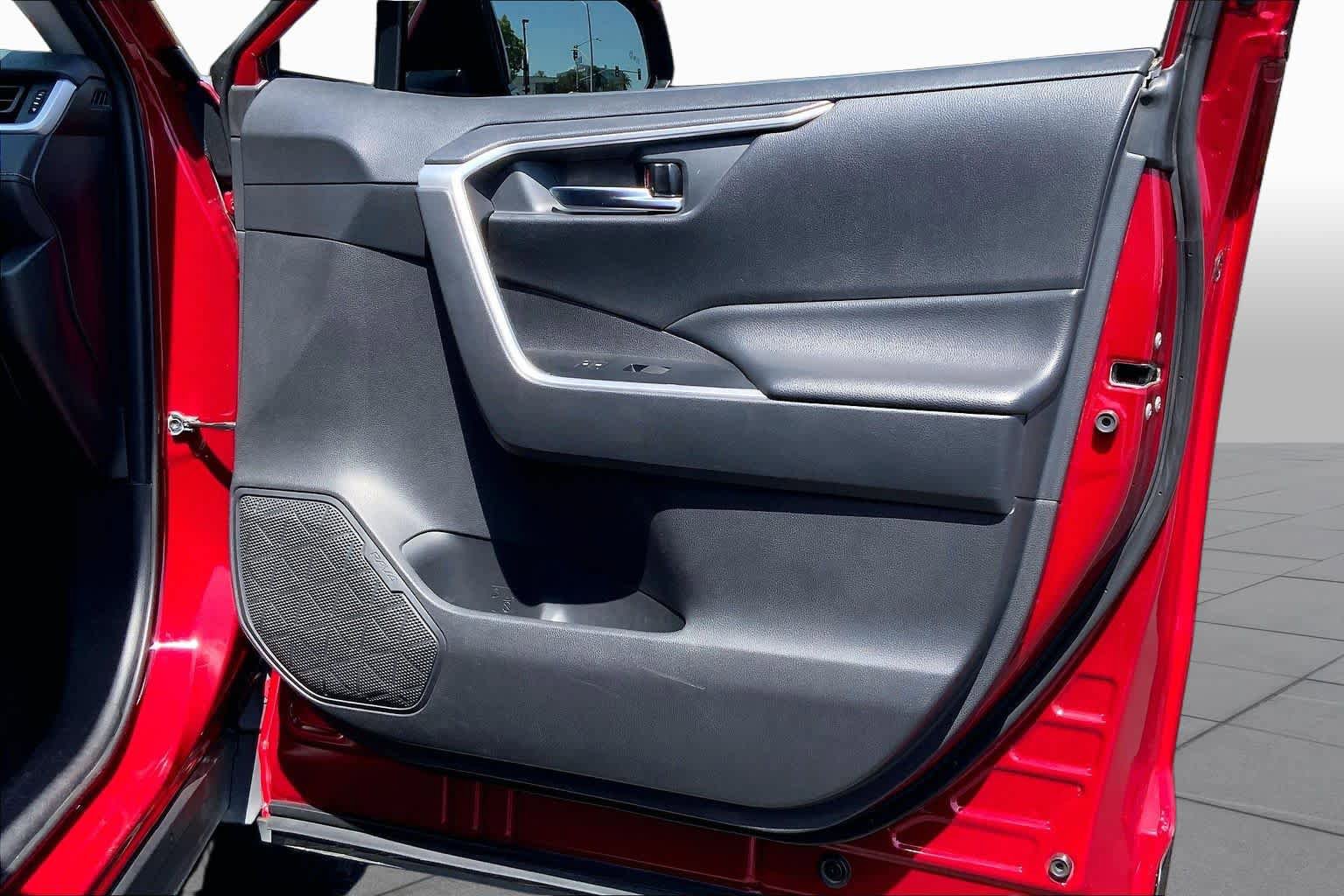Used 2019 Toyota RAV4 XLE w/ Convenience Package FWD image 22