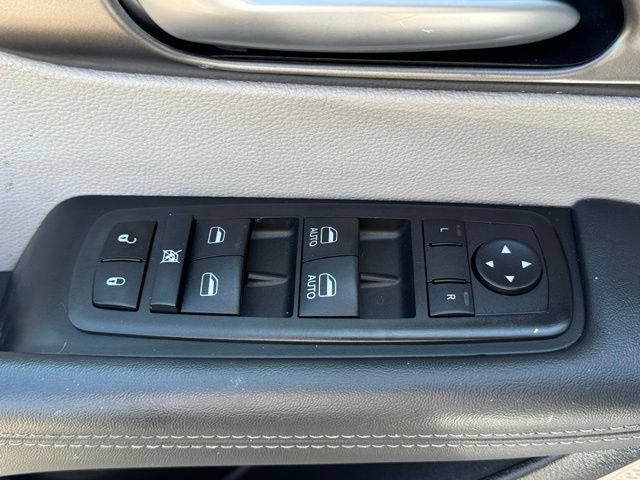 Used 2024 Chrysler Pacifica Touring-L FWD image 9
