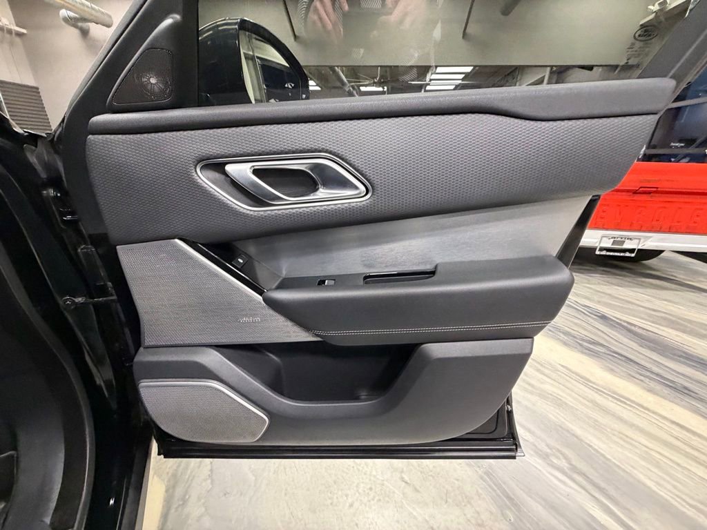 Used 2019 Land Rover Range Rover Velar R-Dynamic SE image 40