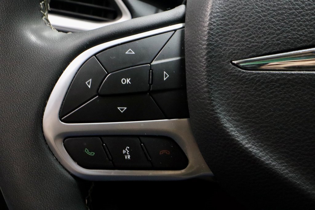 Used 2023 Chrysler Pacifica Touring-L image 28