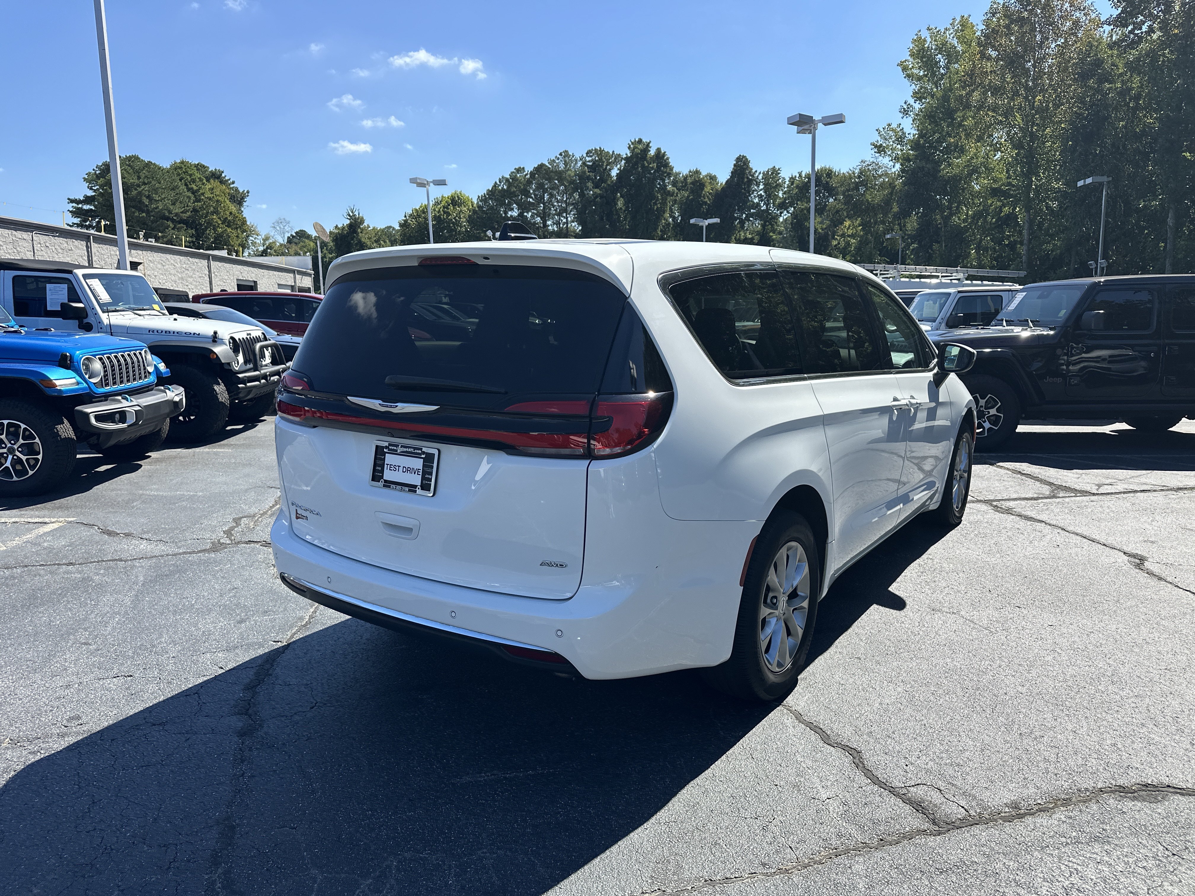Used 2023 Chrysler Pacifica Touring-L AWD/4WD image 9