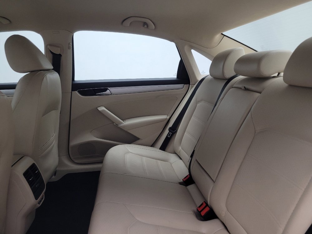 Used 2019 Volkswagen Passat 2.0T Wolfsburg image 18