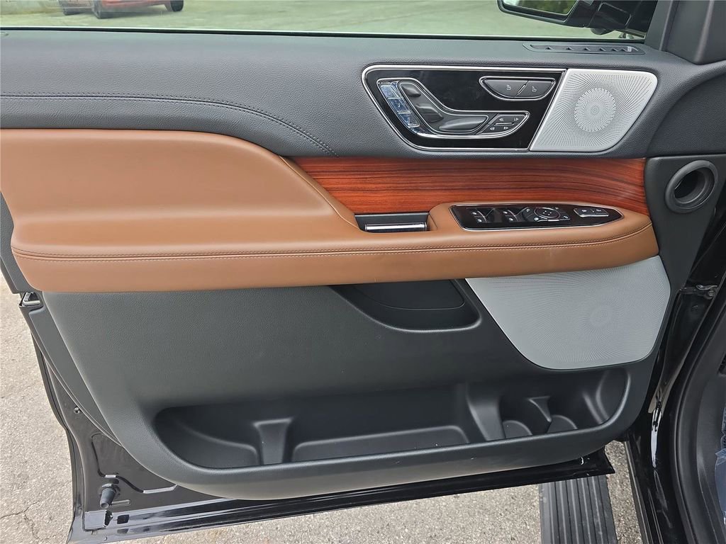 Used 2024 Lincoln Navigator Reserve image 19