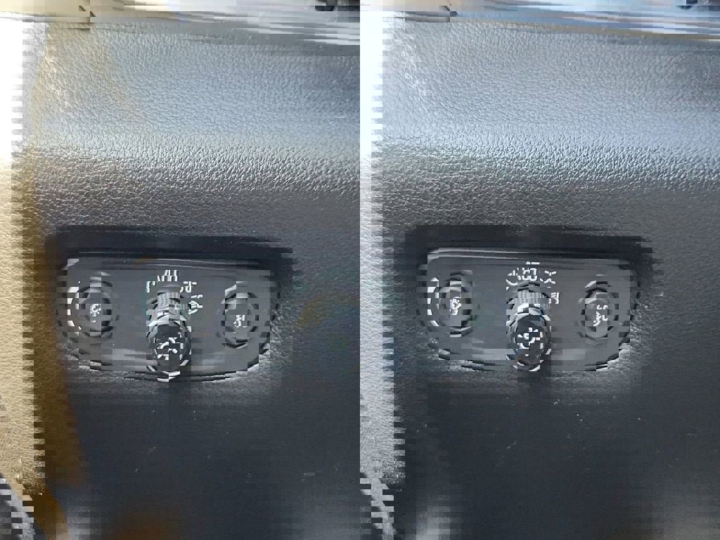 Used 2021 Chevrolet Traverse LT image 30