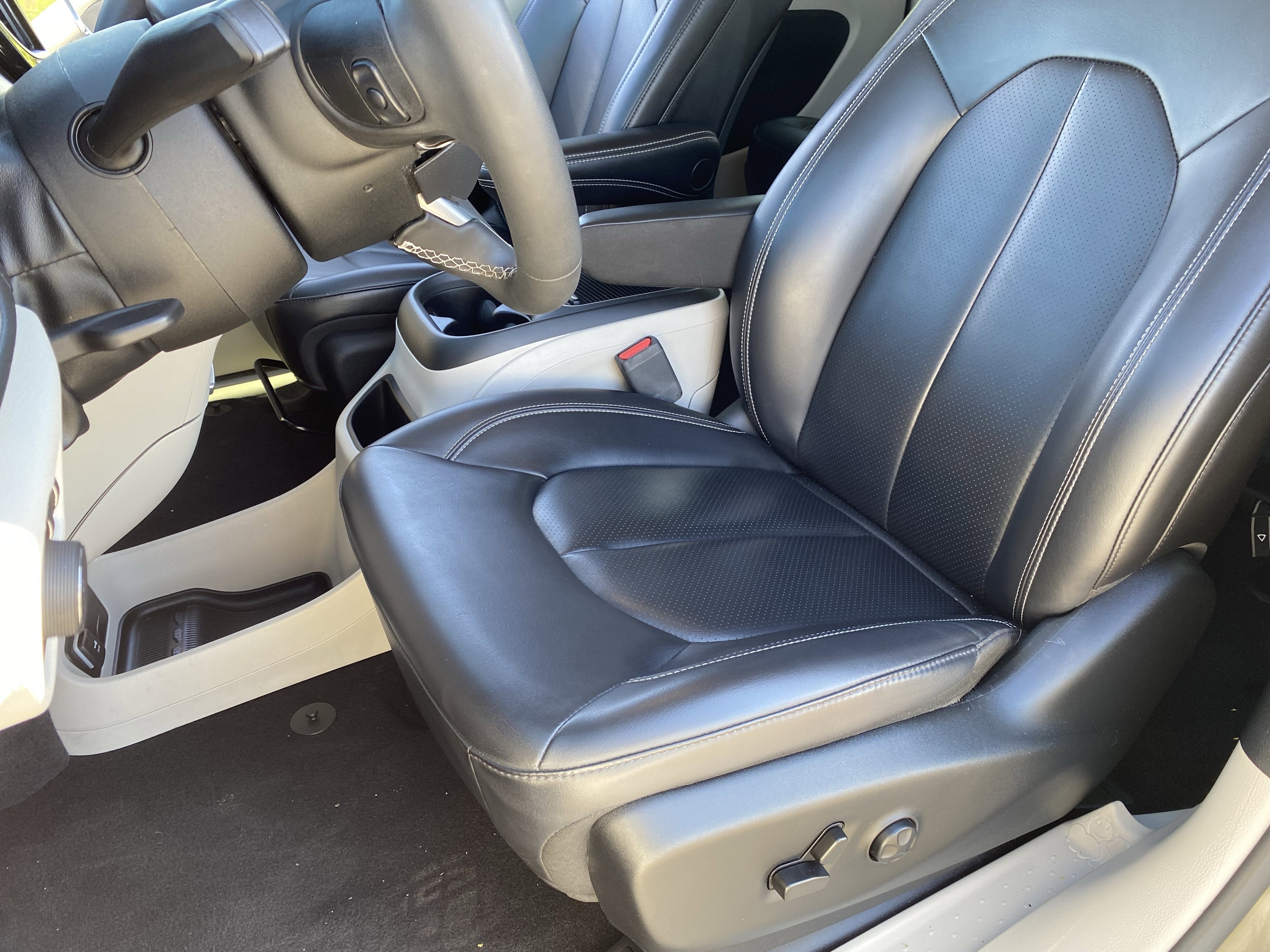 Used 2023 Chrysler Pacifica Touring-L image 18