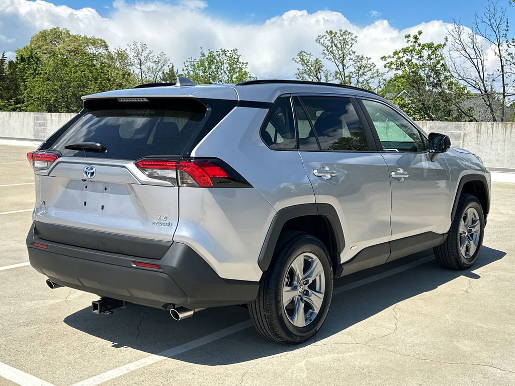 Used 2024 Toyota RAV4 LE AWD/4WD image 4