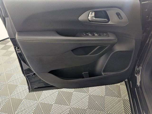 Used 2025 Chrysler Pacifica Select image 10