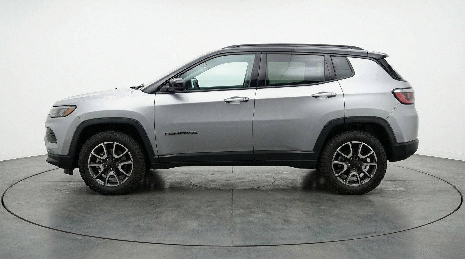 Used 2025 Jeep Compass Trailhawk image 5