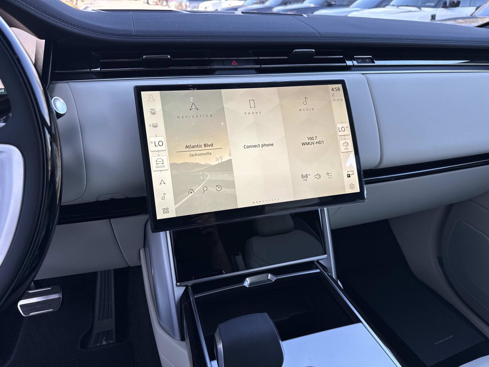 New 2026 Land Rover Range Rover Long Wheelbase SE image 26