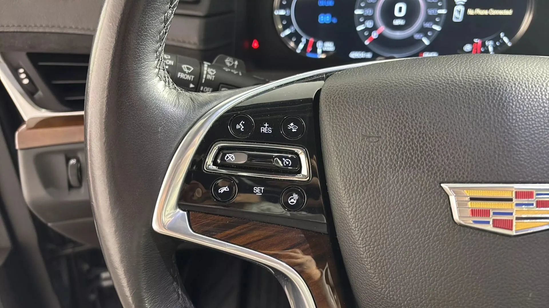 Used 2020 Cadillac Escalade Premium Luxury w/ LPO, Radiant Package AWD/4WD image 18