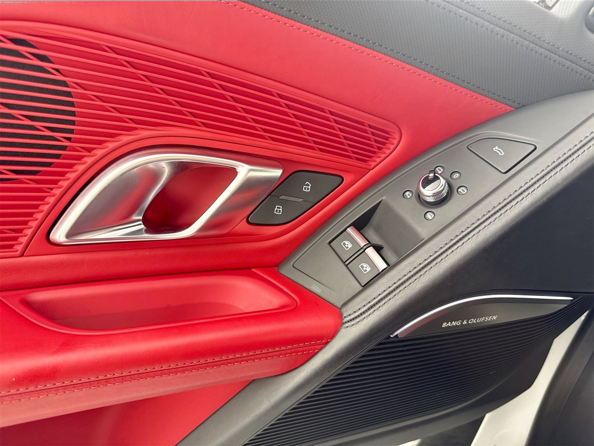 Used 2018 Audi R8 V10 w/ Premium Package image 16