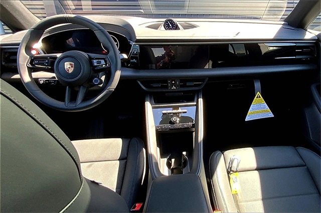 Used 2025 Porsche Macan 4 Electric image 6