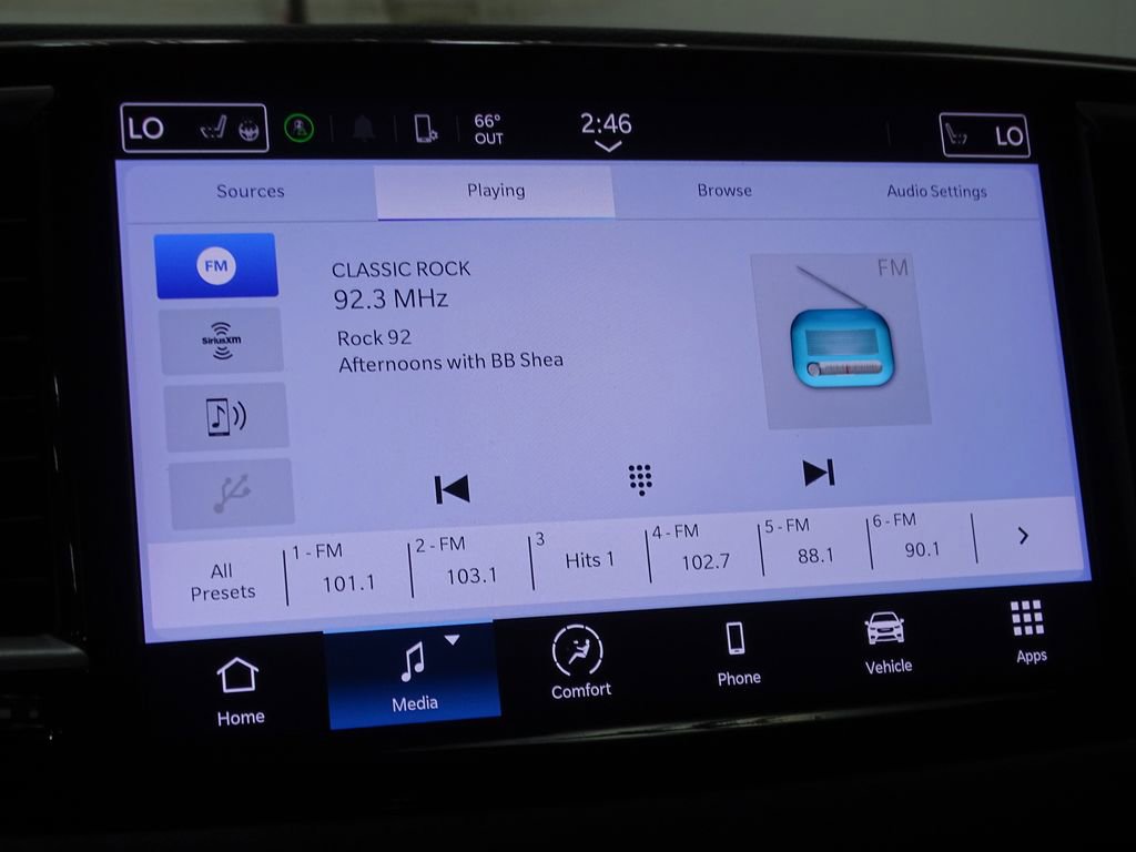 Used 2024 Chrysler Pacifica Touring-L image 33