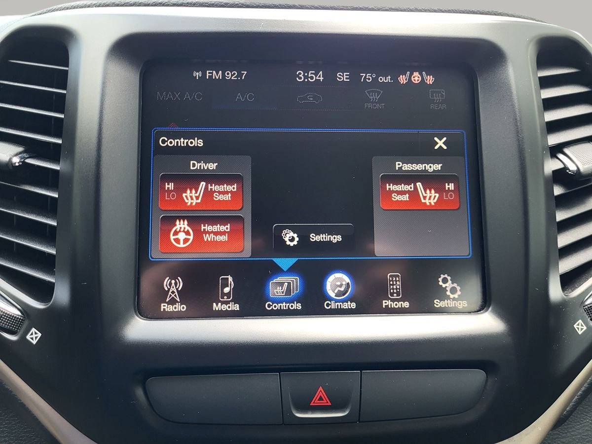 Used 2015 Jeep Cherokee Latitude w/ Cold Weather Group AWD/4WD image 26