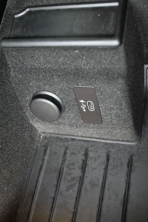 Used 2020 BMW 740i w/ Premium Package image 9