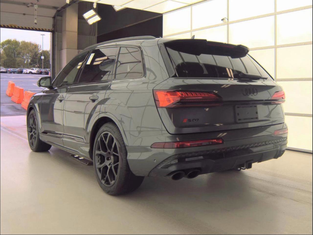 Used 2025 Audi SQ7 Premium Plus AWD/4WD image 3