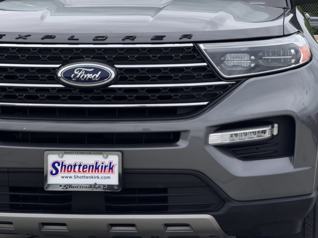 Used 2022 Ford Explorer XLT w/ Equipment Group 202A image 8