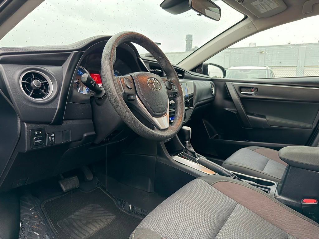Used 2018 Toyota Corolla LE FWD image 2