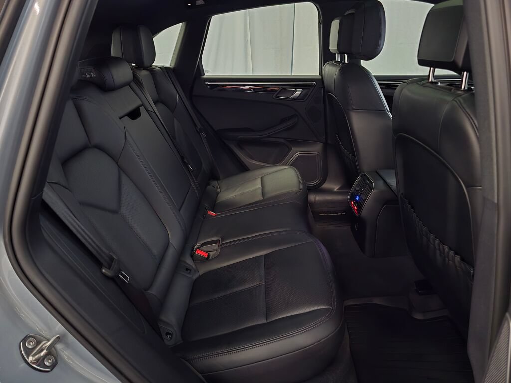 Certified 2023 Porsche Macan AWD/4WD image 25
