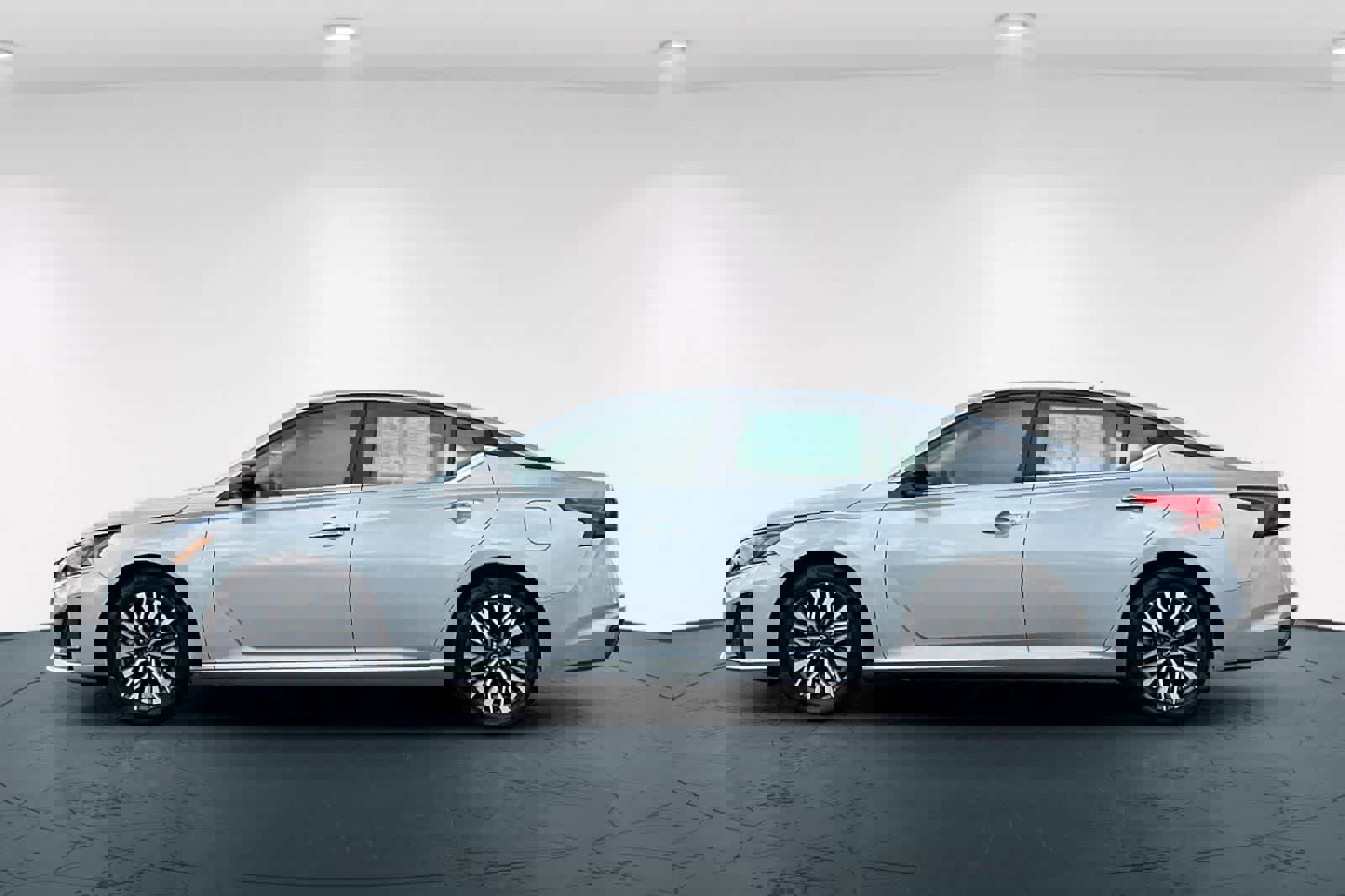 Used 2024 Nissan Altima 2.5 SV FWD image 9