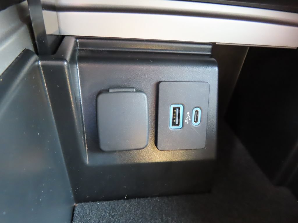 Used 2023 Ford Explorer XLT w/ Equipment Group 202A AWD/4WD image 9