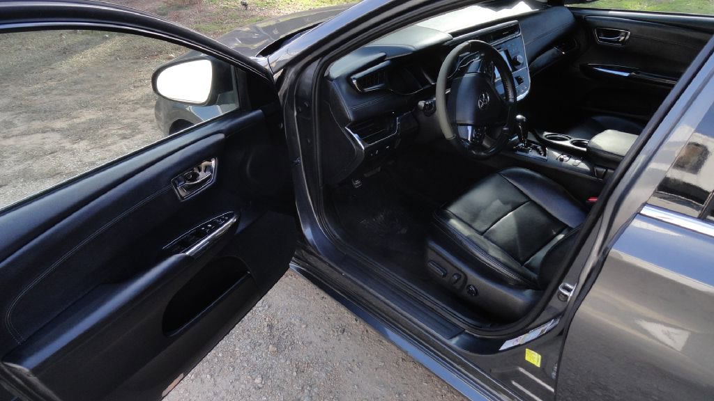 Used 2018 Toyota Avalon XLE image 16