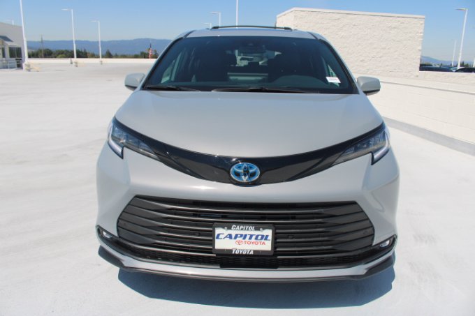 New 2026 Toyota Sienna XLE Woodland Edition AWD/4WD image 8
