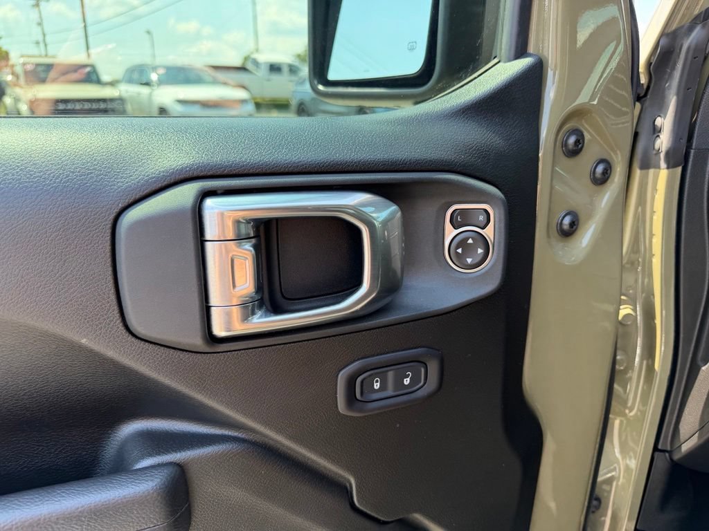 Used 2025 Jeep Gladiator Mojave w/ Convenience Group AWD/4WD image 13