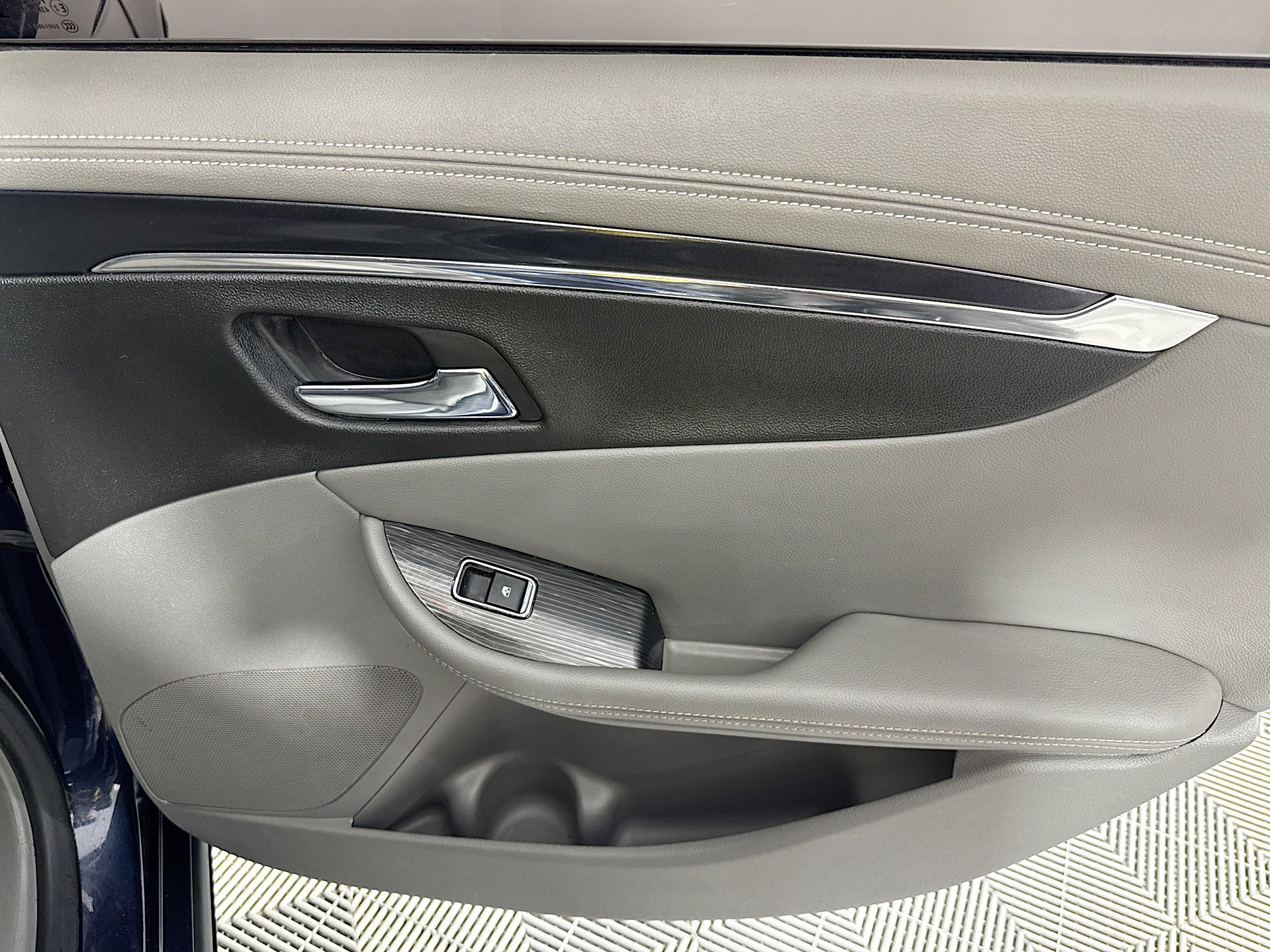 Used 2018 Chevrolet Impala LT w/ Sunroof and Spoiler Package image 27