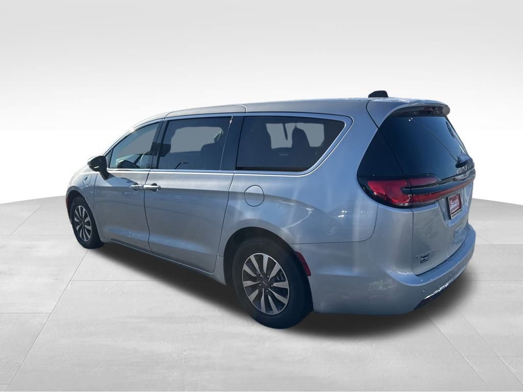 Used 2023 Chrysler Pacifica Touring-L image 3