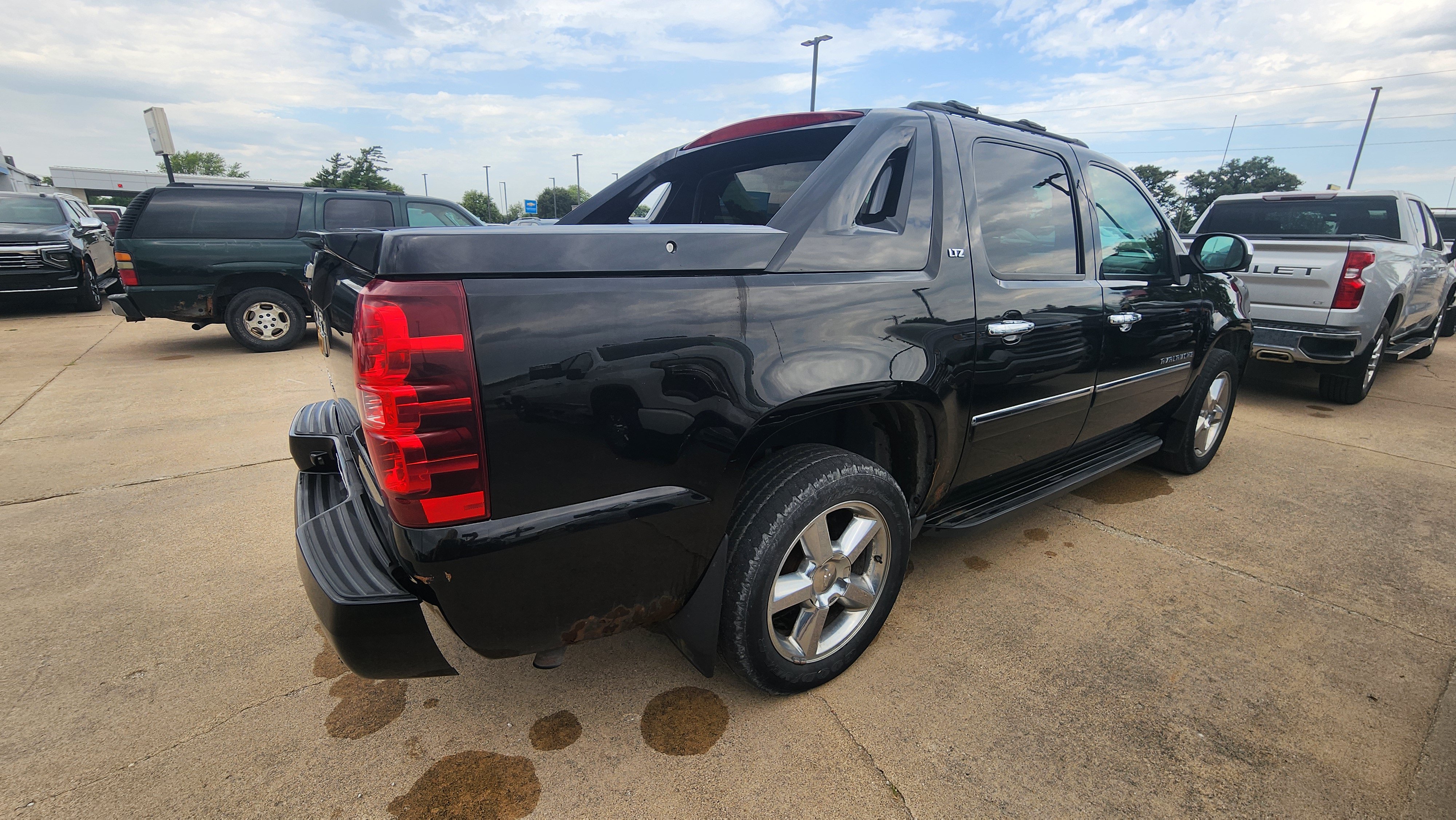 Used 2012 Chevrolet Avalanche LTZ AWD/4WD image 4