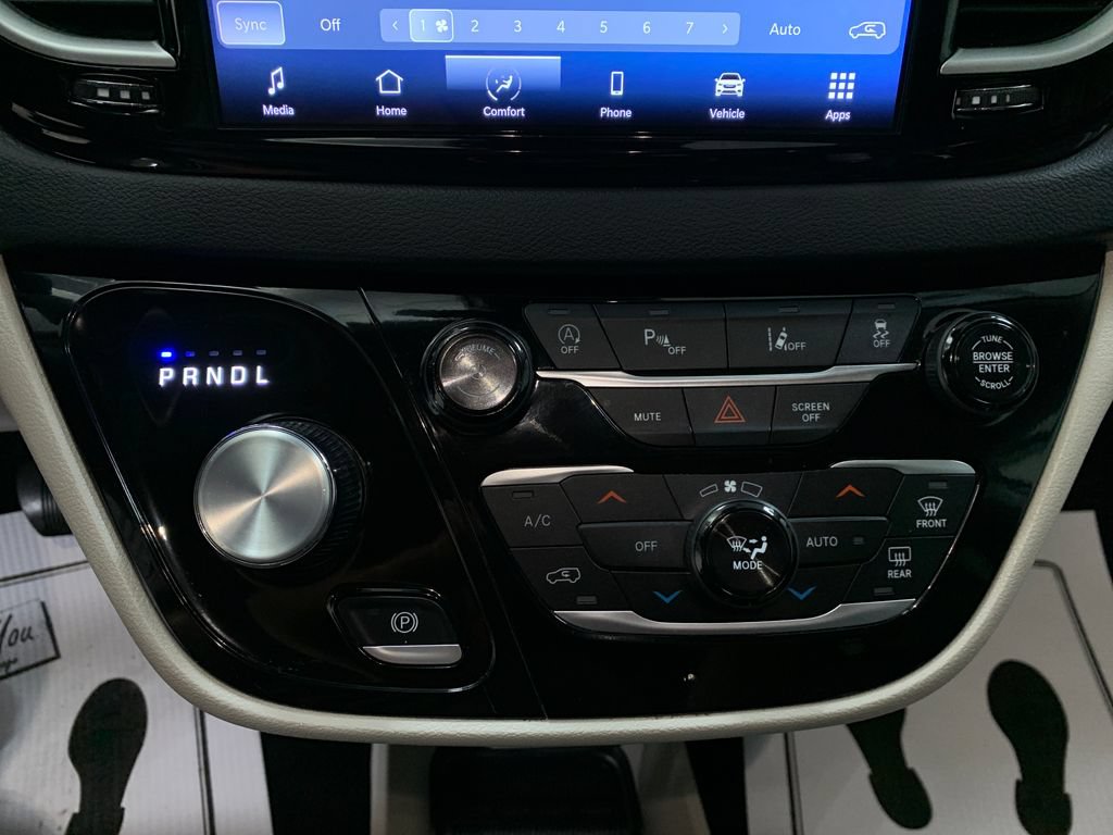 Used 2024 Chrysler Pacifica Touring-L FWD image 29