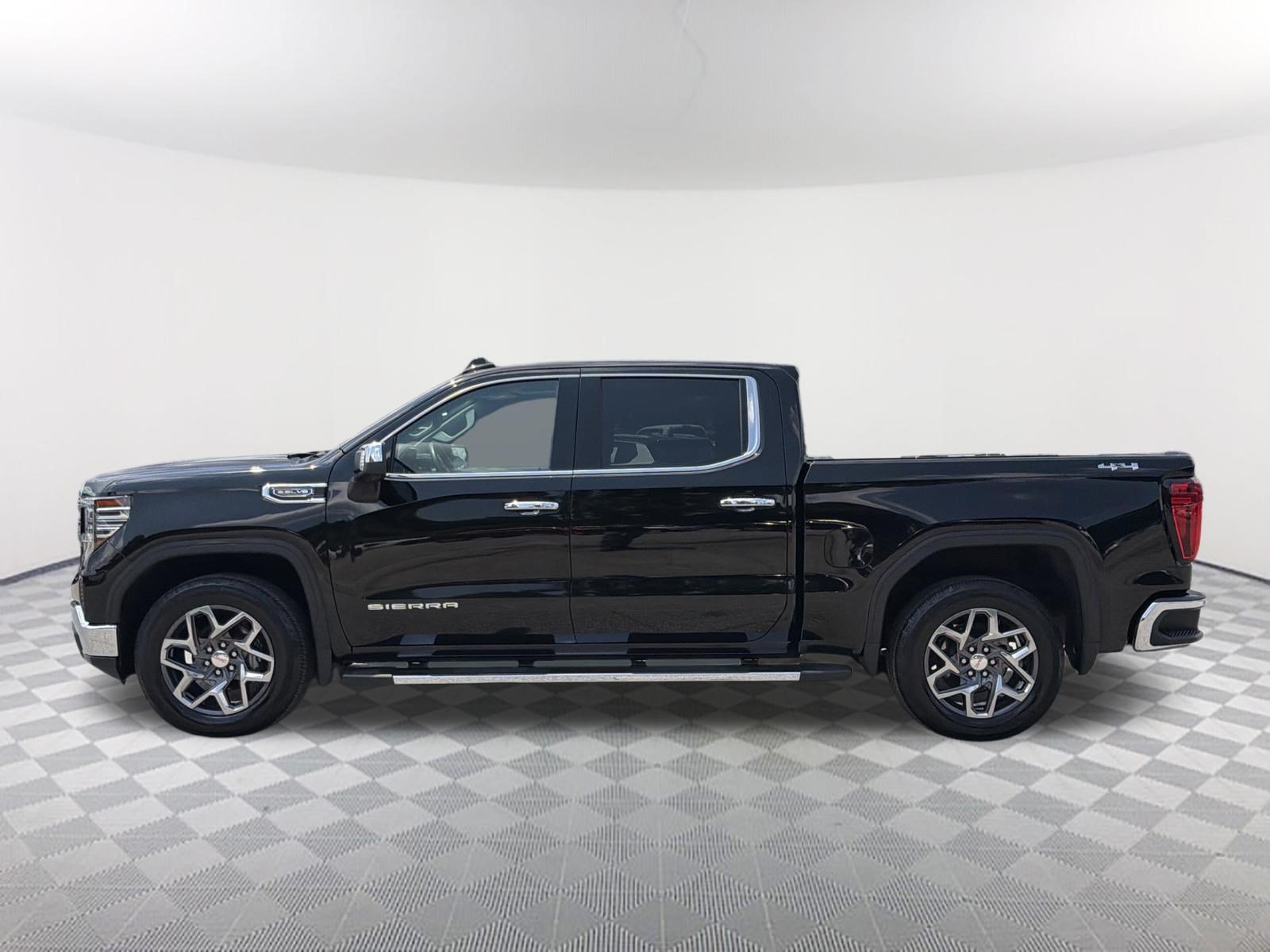 Used 2022 GMC Sierra 1500 SLT w/ SLT Convenience Package AWD/4WD image 2