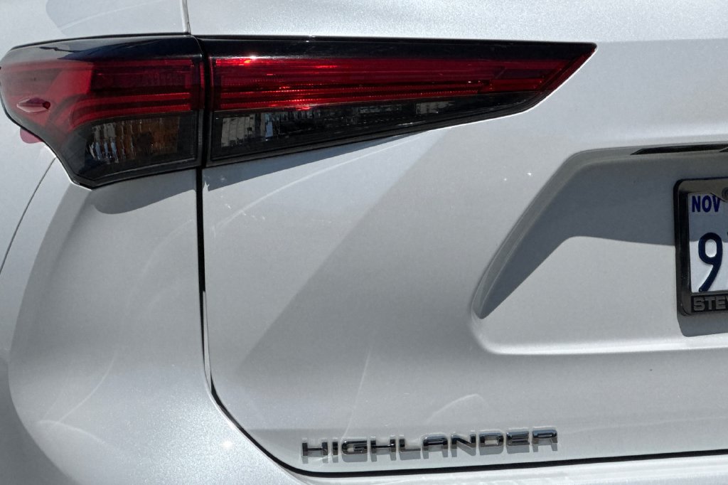 Used 2023 Toyota Highlander L FWD image 25
