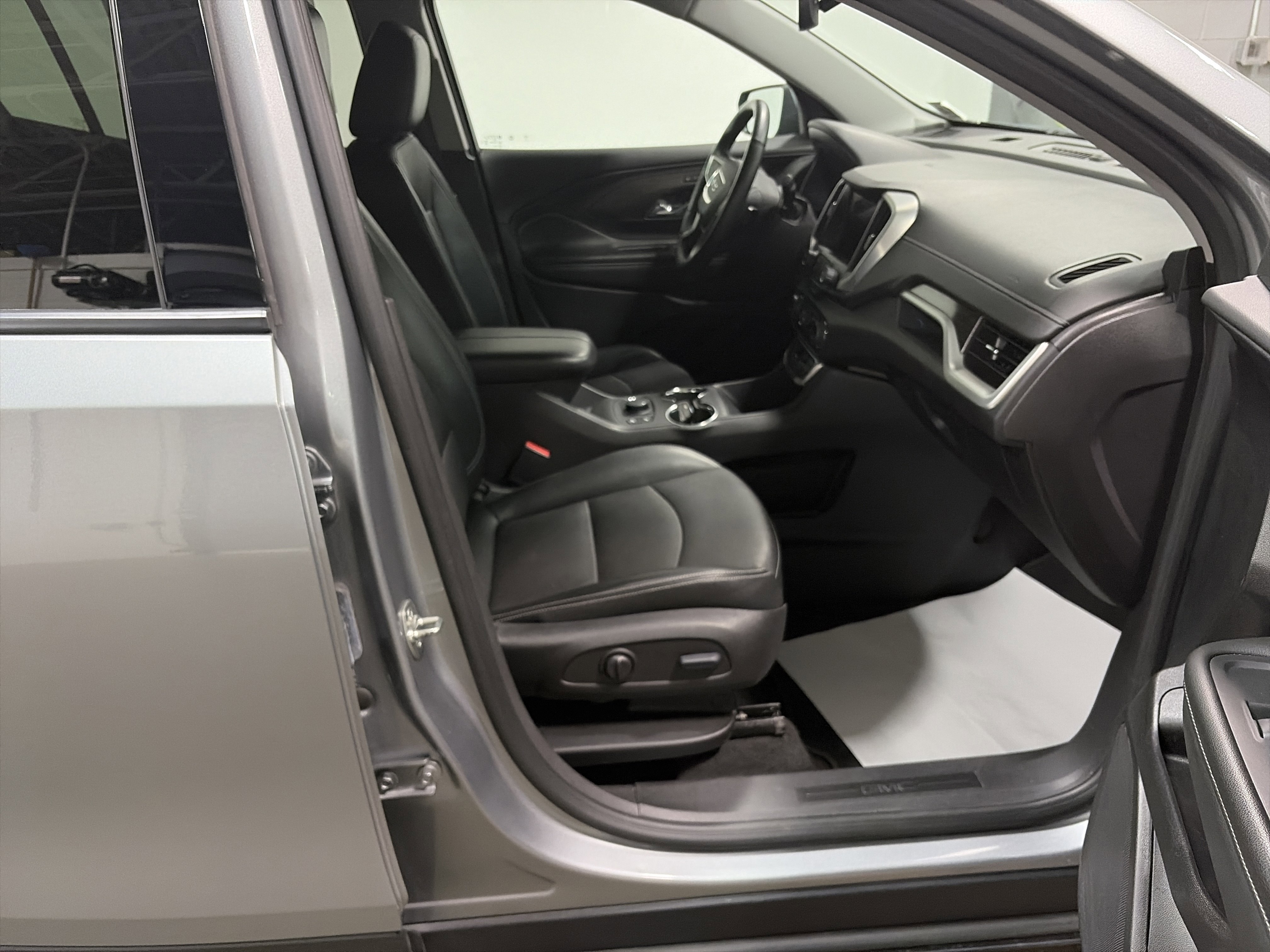 Used 2024 GMC Terrain SLT AWD/4WD image 31