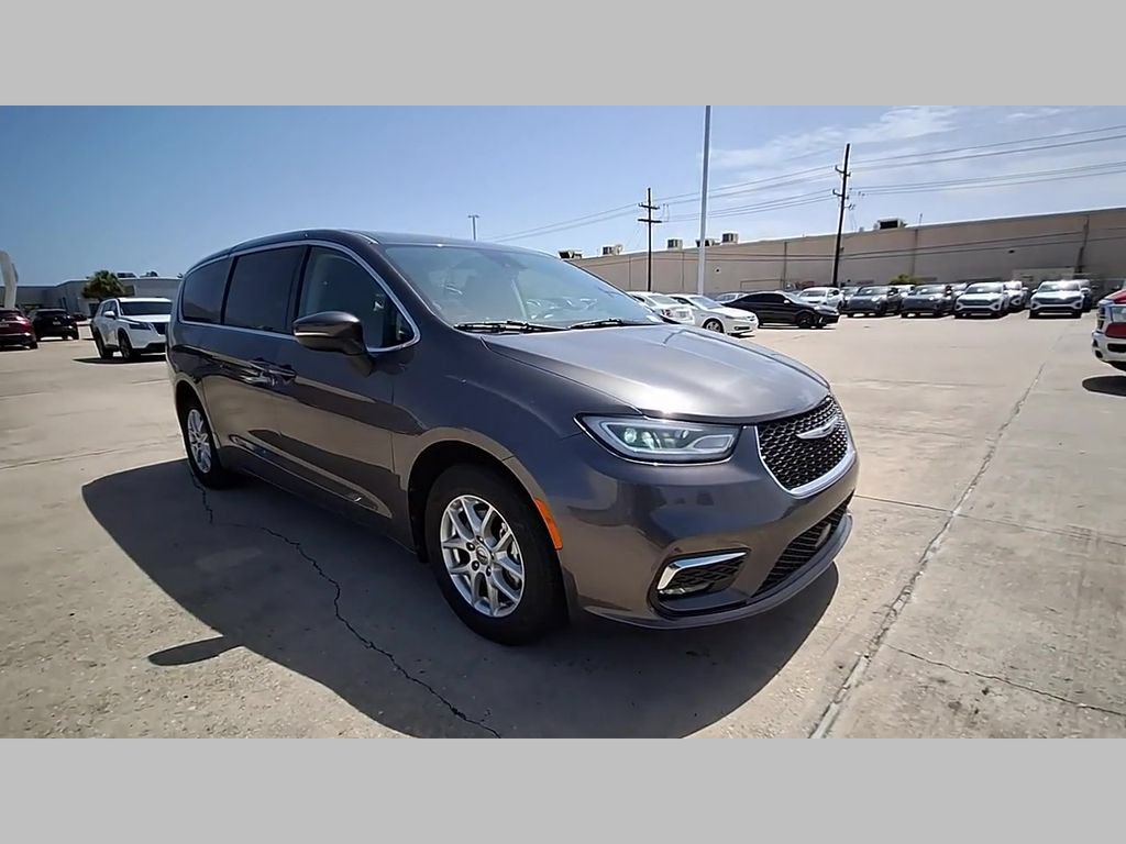 Used 2023 Chrysler Pacifica Touring-L FWD image 35
