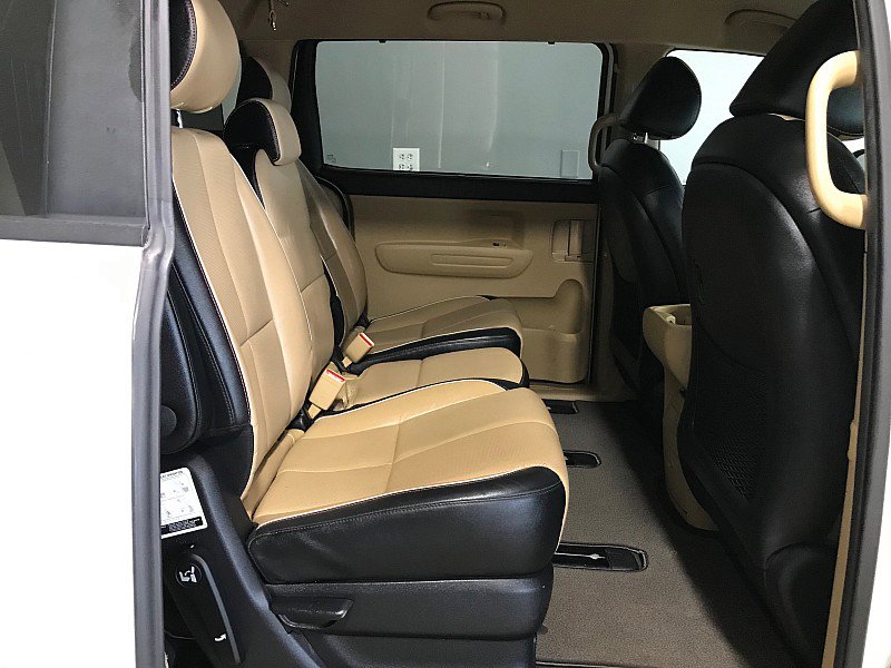 Used 2017 Kia Sedona LX w/ LX Essentials Premium Package FWD image 16
