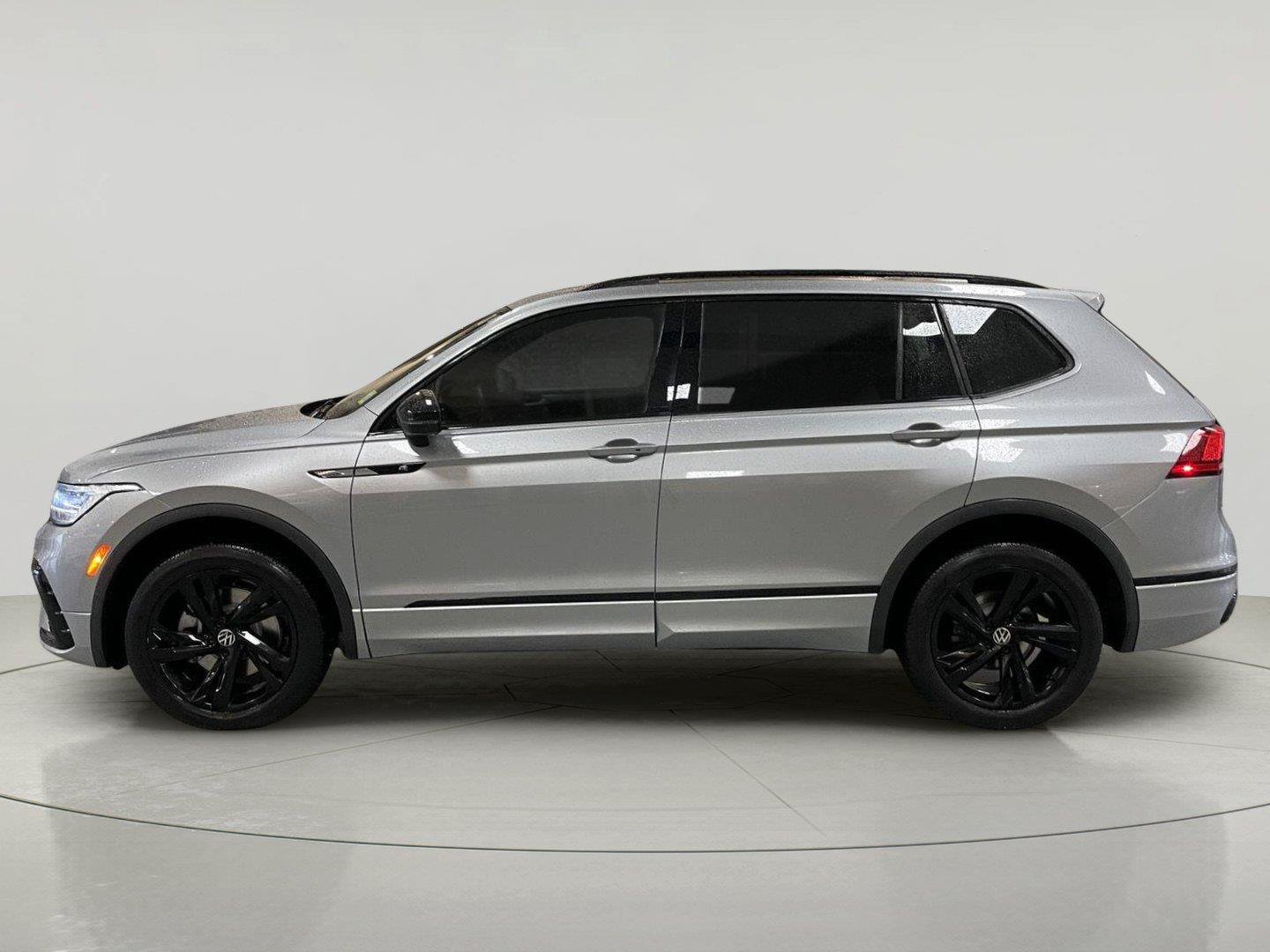 Used 2024 Volkswagen Tiguan SE R-Line AWD/4WD image 4